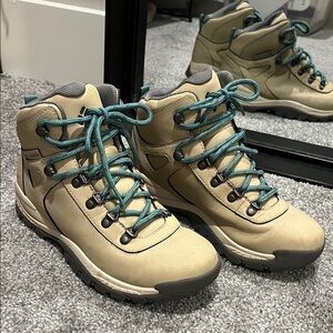 Columbia Beige Hiking Boots with Teal Laces